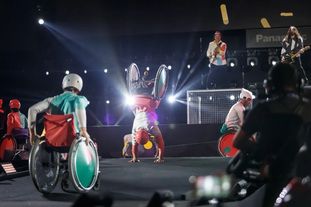Performance acrobática com artistas em cadeiras de rodas durante a cerimônia paralímpica Rio 2016